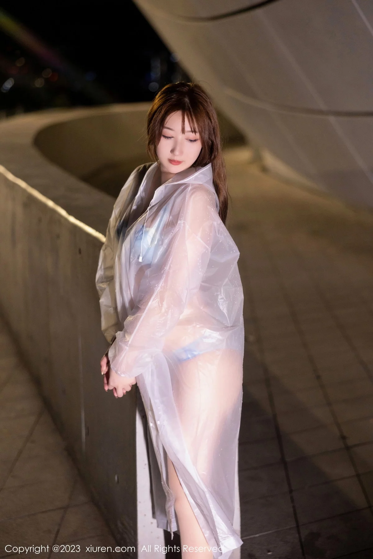 XiuRen第7072期_模特江真真户外绿灰卫衣+性感蓝色蕾丝内衣秀完美身材诱惑写真80P