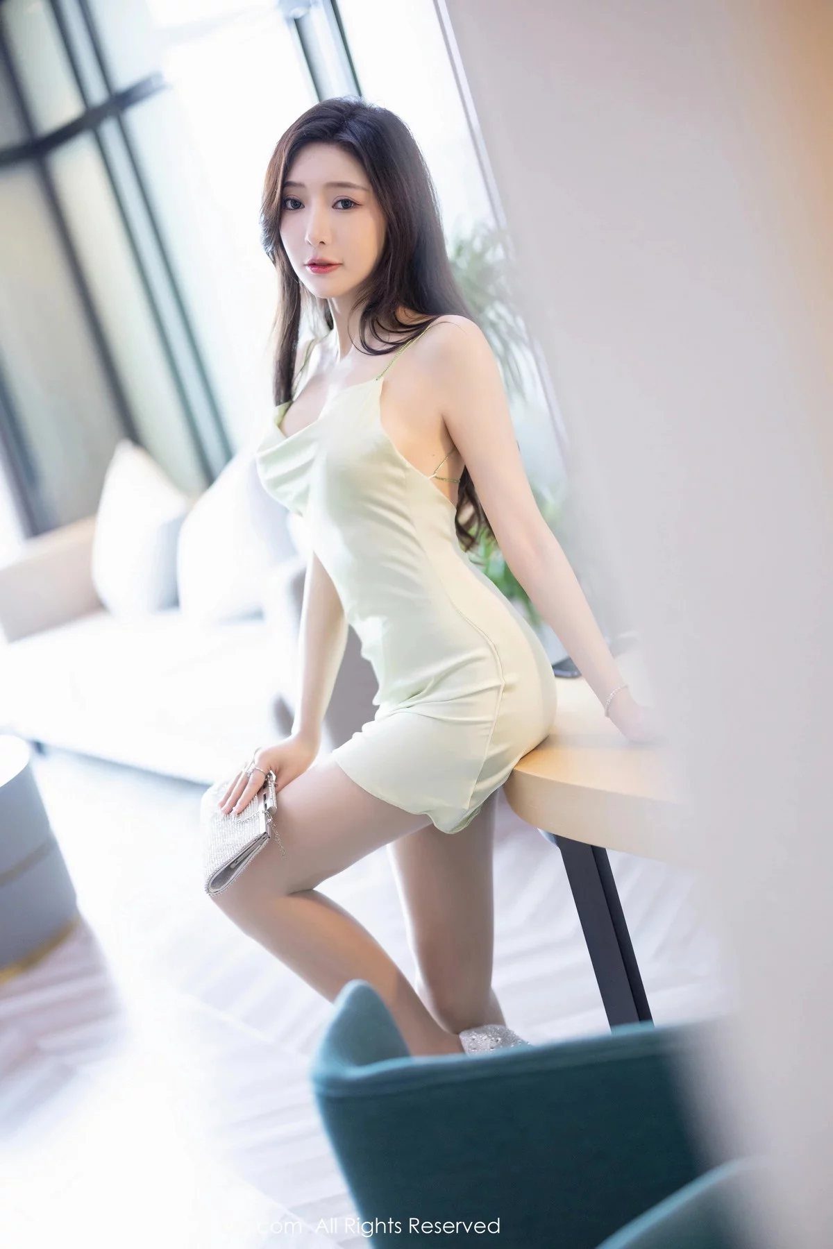XiuRen第7077期_女神王馨瑶yanni红色蕾丝睡衣配超薄无内肉丝秀惹火身材诱惑写真90P