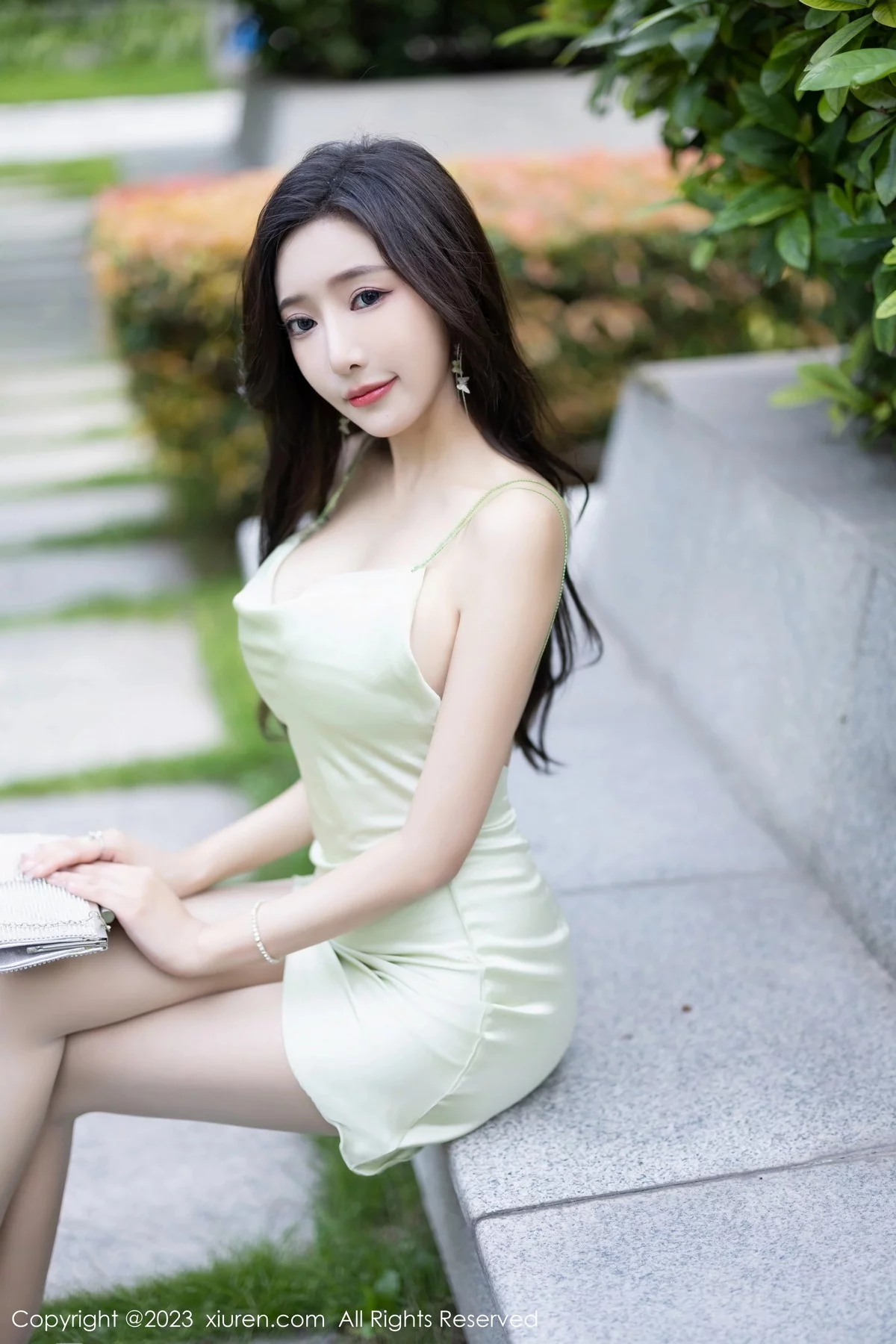 XiuRen第7077期_女神王馨瑶yanni红色蕾丝睡衣配超薄无内肉丝秀惹火身材诱惑写真90P