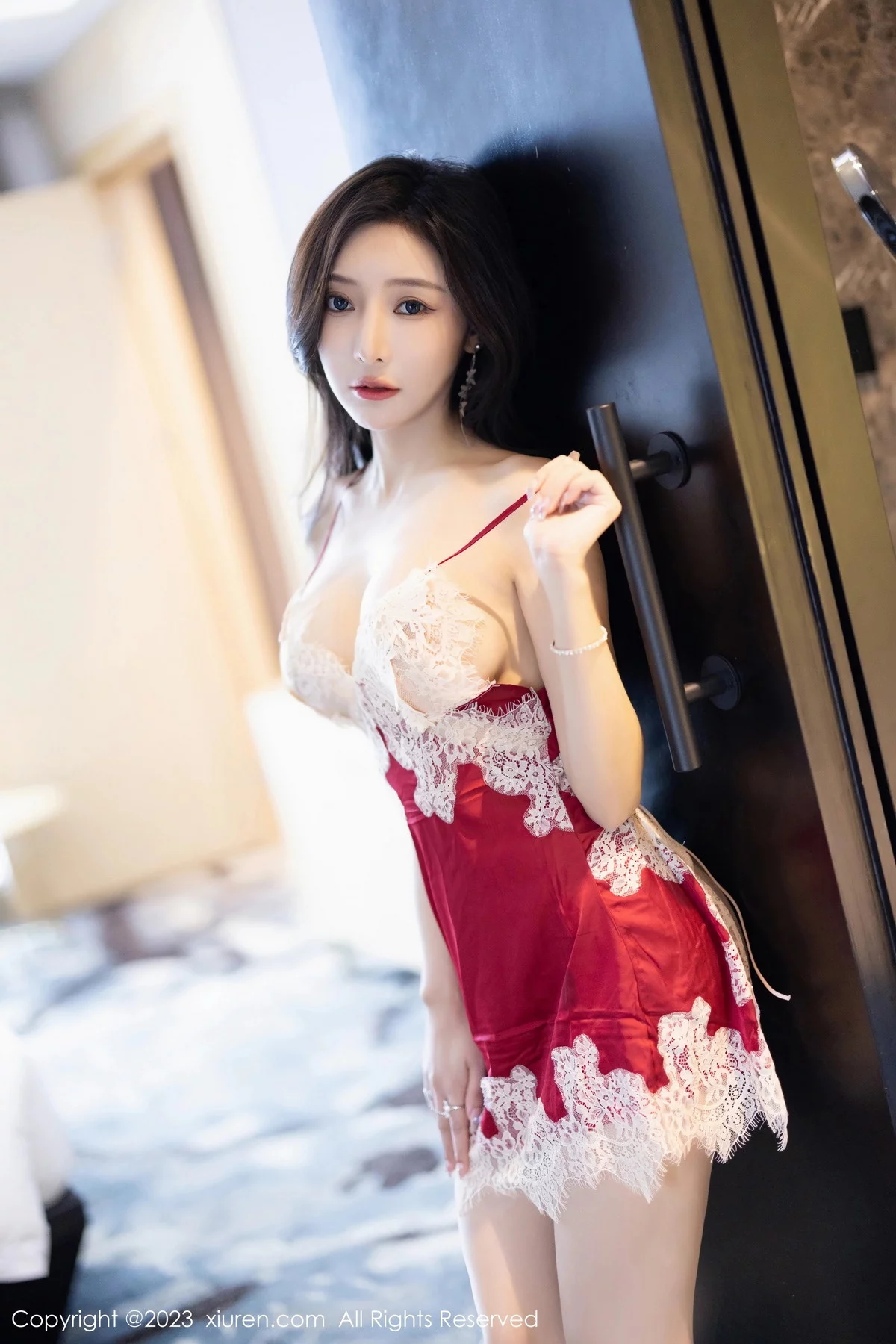 XiuRen第7077期_女神王馨瑶yanni红色蕾丝睡衣配超薄无内肉丝秀惹火身材诱惑写真90P