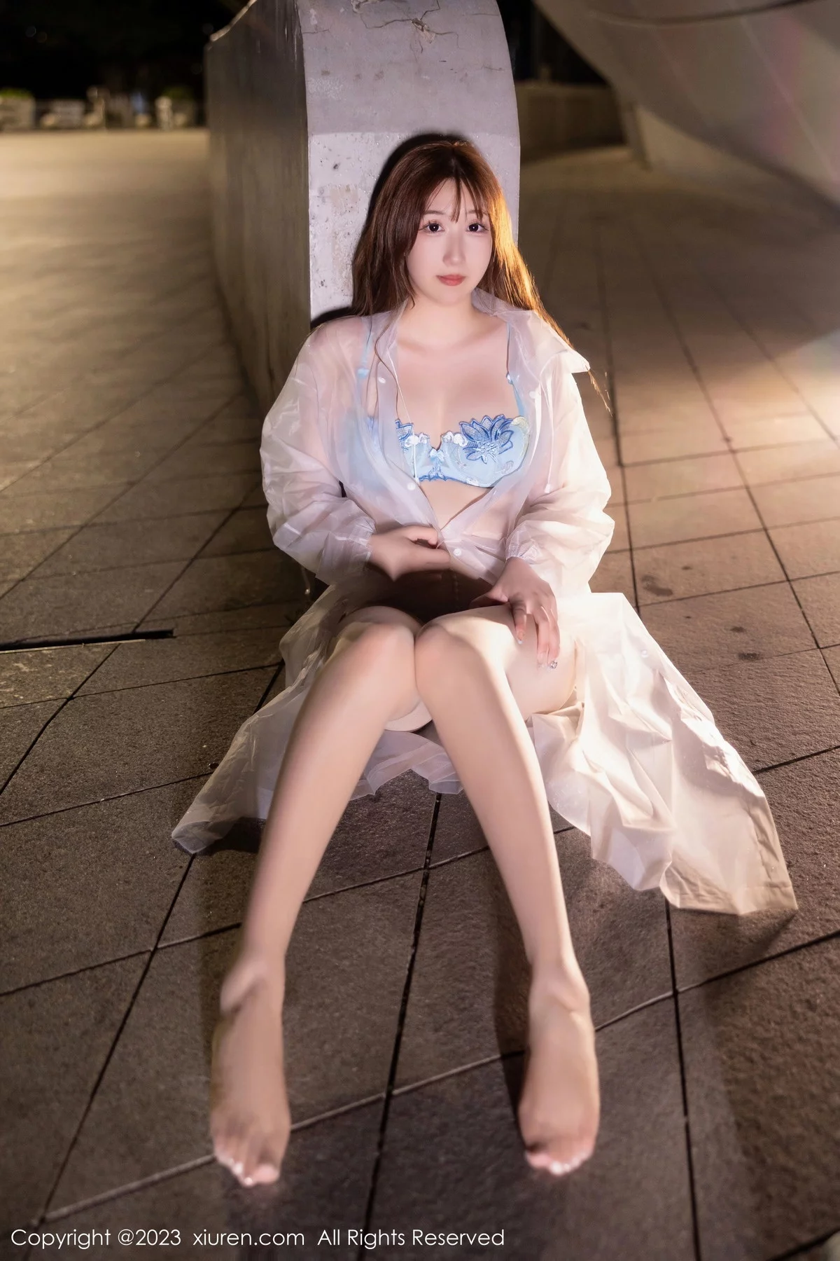 XiuRen第7072期_模特江真真户外绿灰卫衣+性感蓝色蕾丝内衣秀完美身材诱惑写真80P