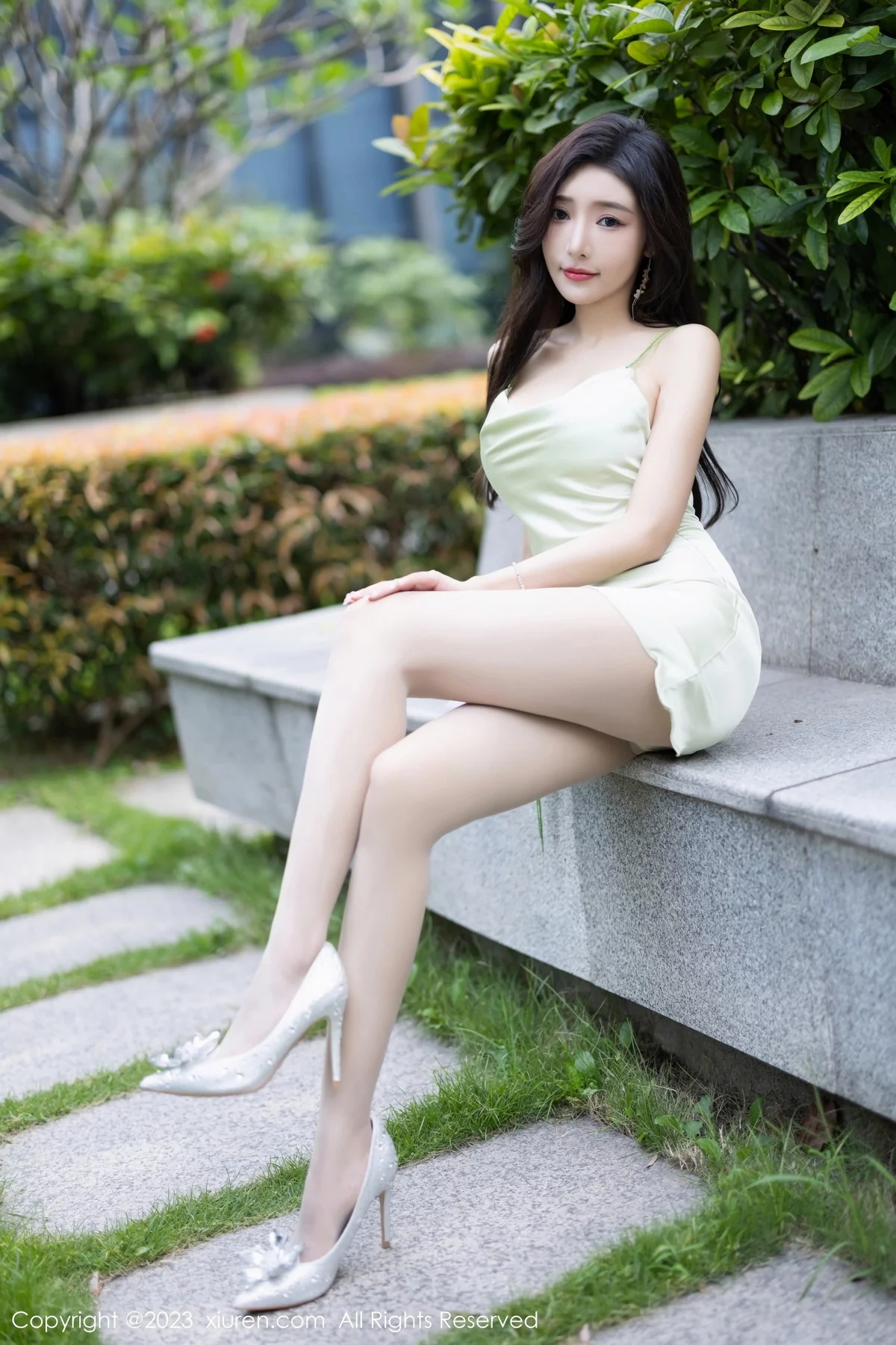 XiuRen第7077期_女神王馨瑶yanni红色蕾丝睡衣配超薄无内肉丝秀惹火身材诱惑写真90P