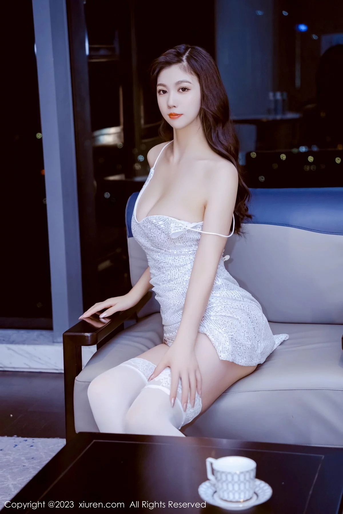 XiuRen第7071期_模特李雅柔182CM白色闪亮吊带裙配白丝袜秀高挑身材诱惑写真42P