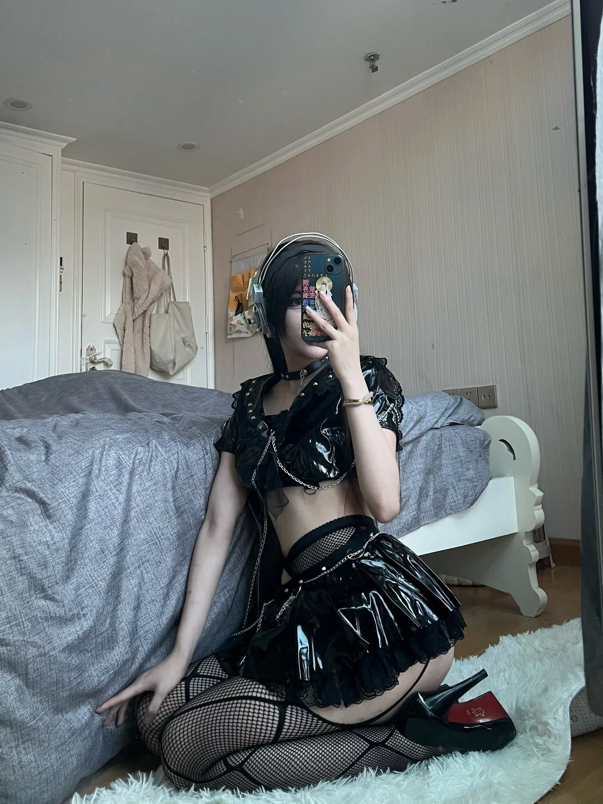 网络美女您的蛋蛋不良少女主题黑色皮质短裙套装配黑网吊袜秀美腿诱惑写真48P
