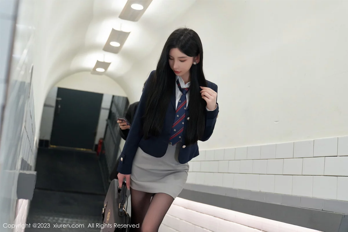 XiuRen第7086期_女神周于希Sally地铁场景性感白色内衣配超薄黑丝完美诱惑写真100P
