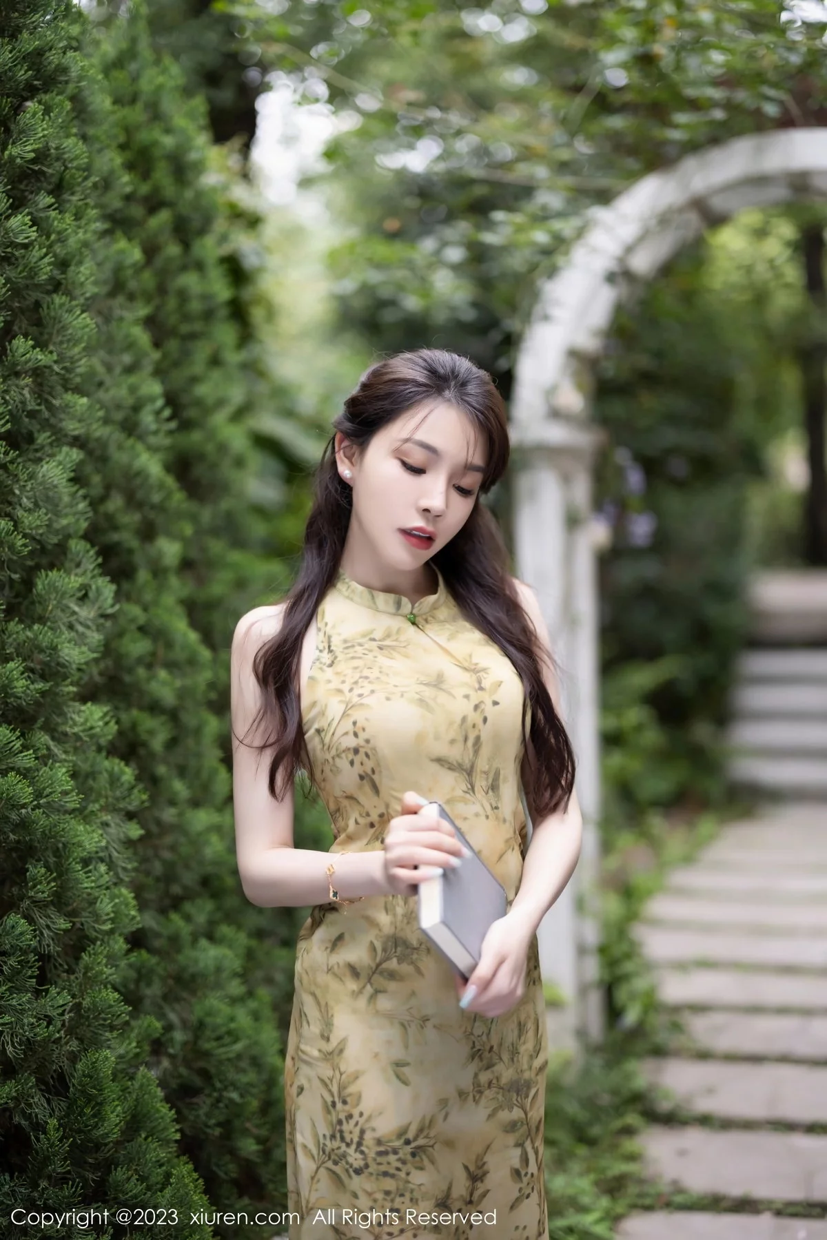 XiuRen第7083期_女神徐莉芝Booty欧式文艺风墨绿色内衣配黑丝吊袜迷人诱惑写真81P