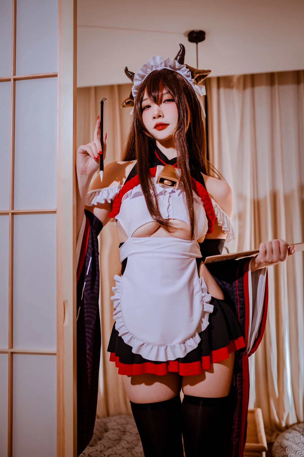 人气Coser二佐Nisa碧蓝樫野女仆主题性感黑白女仆配黑丝袜秀丰满身材诱惑写真33P
