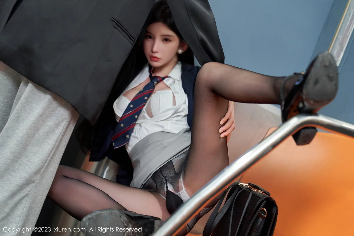 XiuRen第7086期_女神周于希Sally地铁场景性感白色内衣配超薄黑丝完美诱惑写真100P