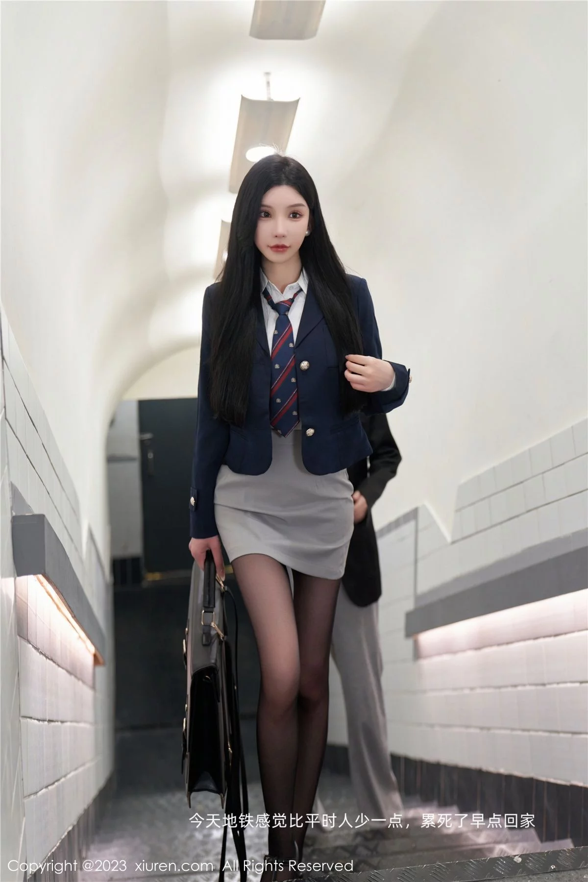 XiuRen第7086期_女神周于希Sally地铁场景性感白色内衣配超薄黑丝完美诱惑写真100P
