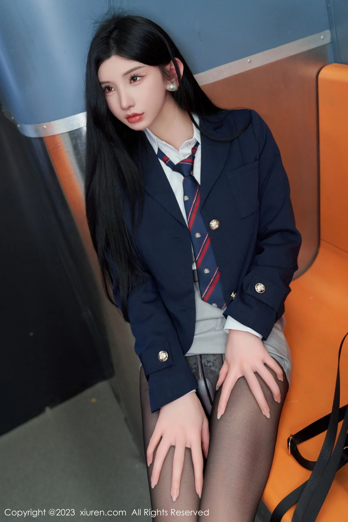 XiuRen第7086期_女神周于希Sally地铁场景性感白色内衣配超薄黑丝完美诱惑写真100P