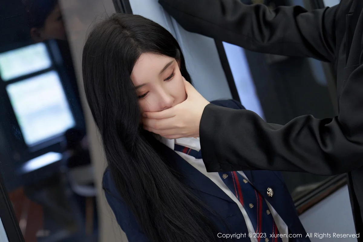 XiuRen第7086期_女神周于希Sally地铁场景性感白色内衣配超薄黑丝完美诱惑写真100P