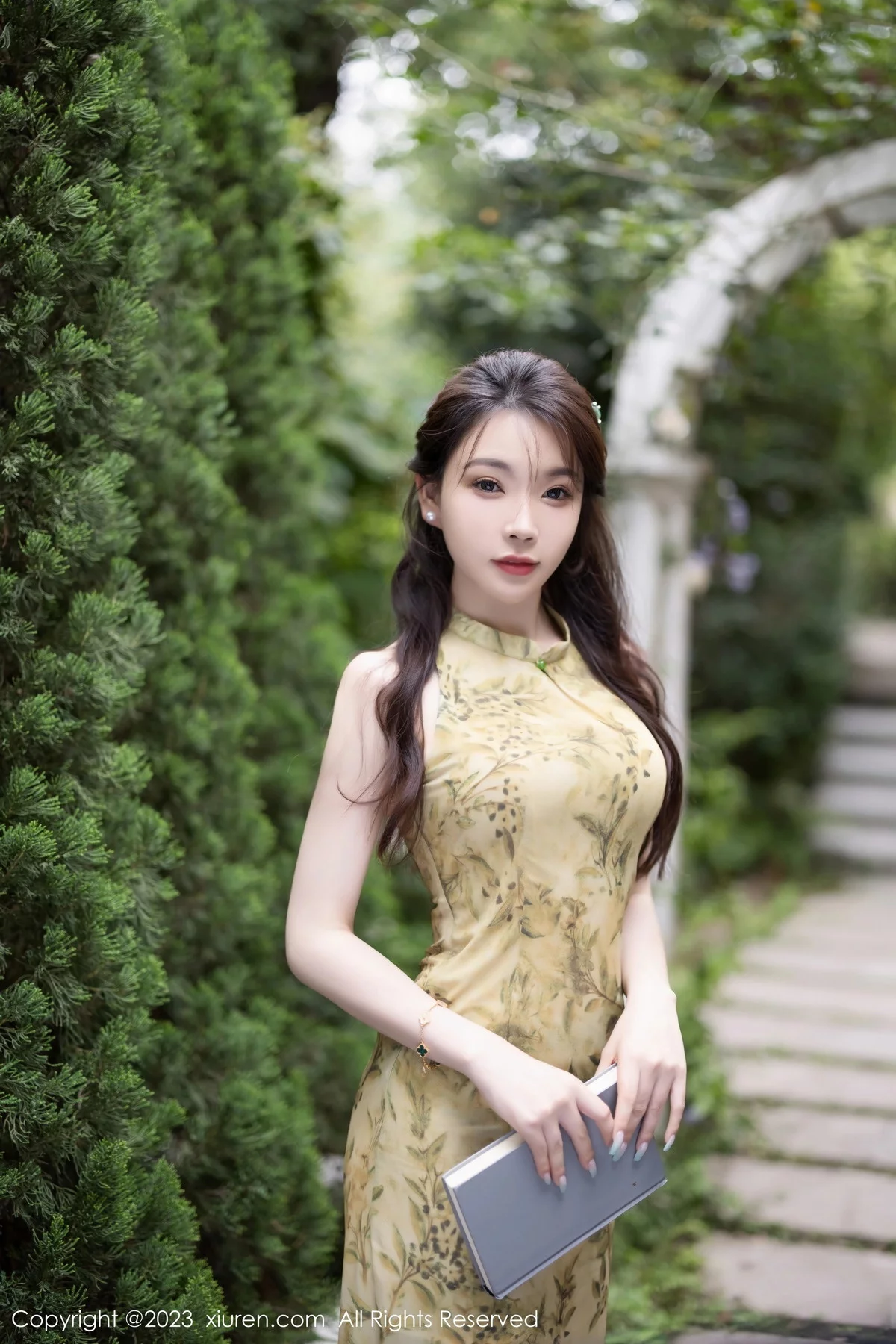 XiuRen第7083期_女神徐莉芝Booty欧式文艺风墨绿色内衣配黑丝吊袜迷人诱惑写真81P