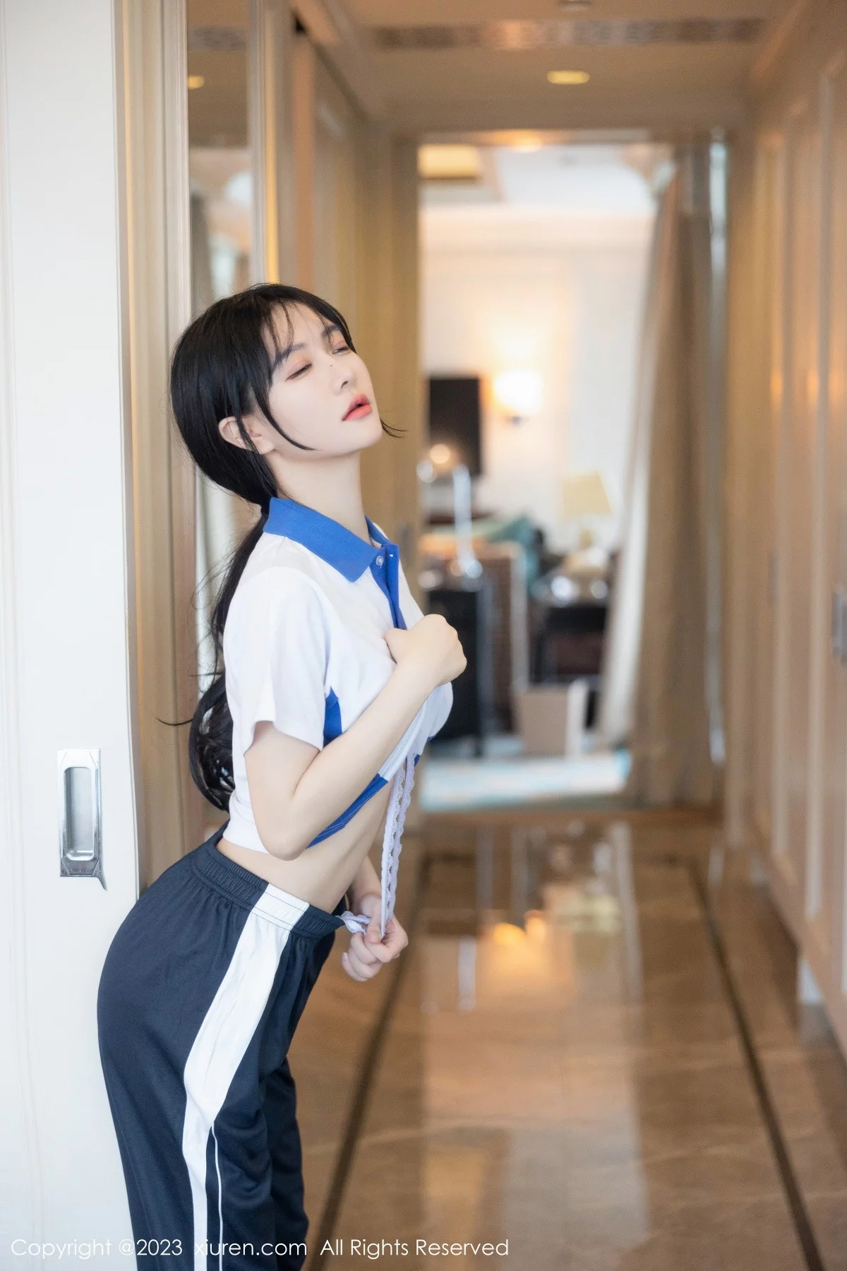 XiuRen第7085期_模特幼幼性感学妹装扮半脱露蕾丝内衣秀完美身材迷人诱惑写真102P