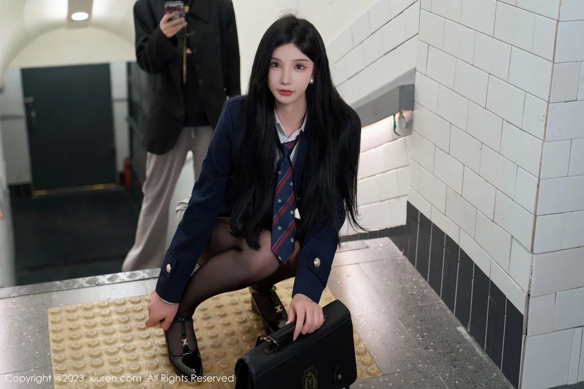 XiuRen第7086期_女神周于希Sally地铁场景性感白色内衣配超薄黑丝完美诱惑写真100P