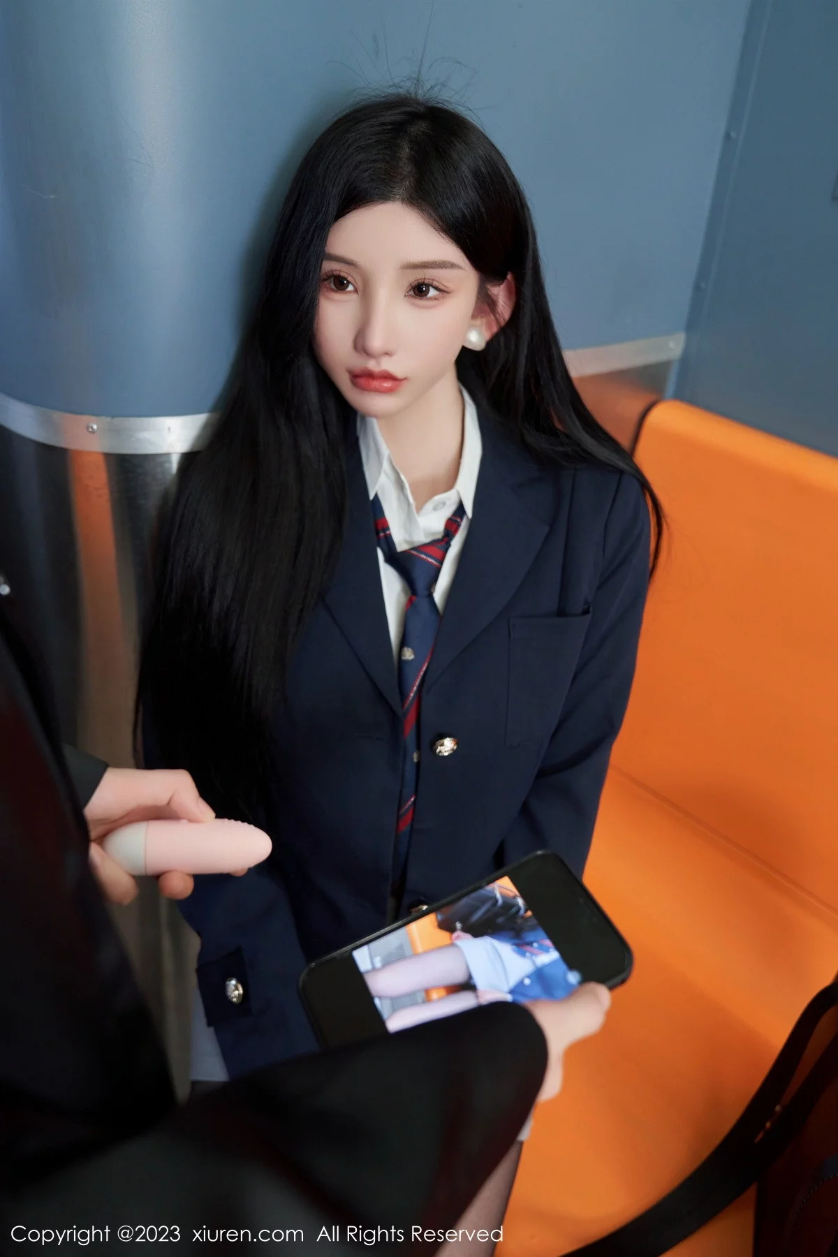 XiuRen第7086期_女神周于希Sally地铁场景性感白色内衣配超薄黑丝完美诱惑写真100P