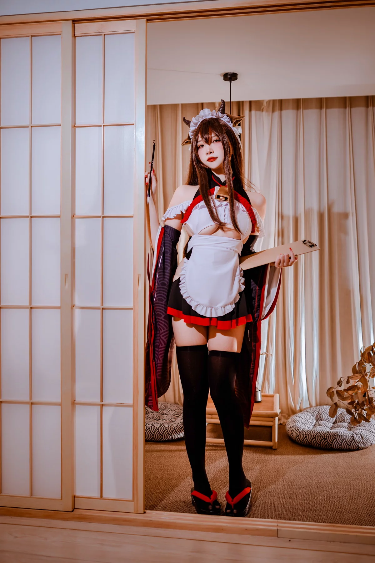 人气Coser二佐Nisa碧蓝樫野女仆主题性感黑白女仆配黑丝袜秀丰满身材诱惑写真33P