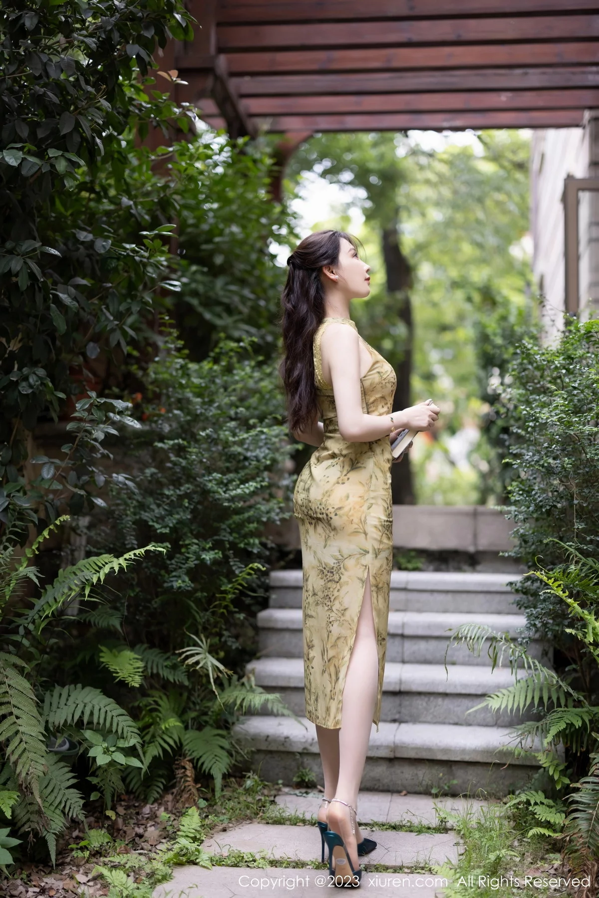 XiuRen第7083期_女神徐莉芝Booty欧式文艺风墨绿色内衣配黑丝吊袜迷人诱惑写真81P
