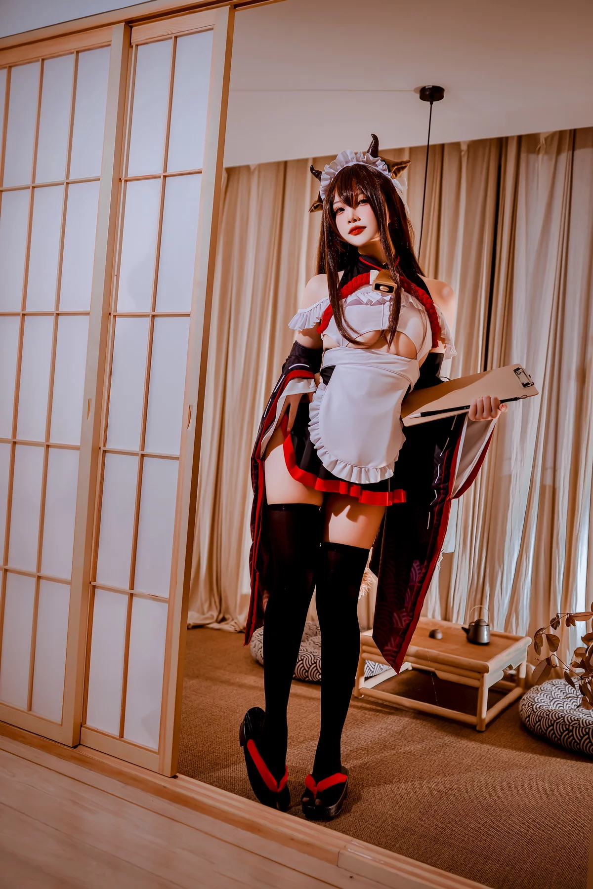 人气Coser二佐Nisa碧蓝樫野女仆主题性感黑白女仆配黑丝袜秀丰满身材诱惑写真33P