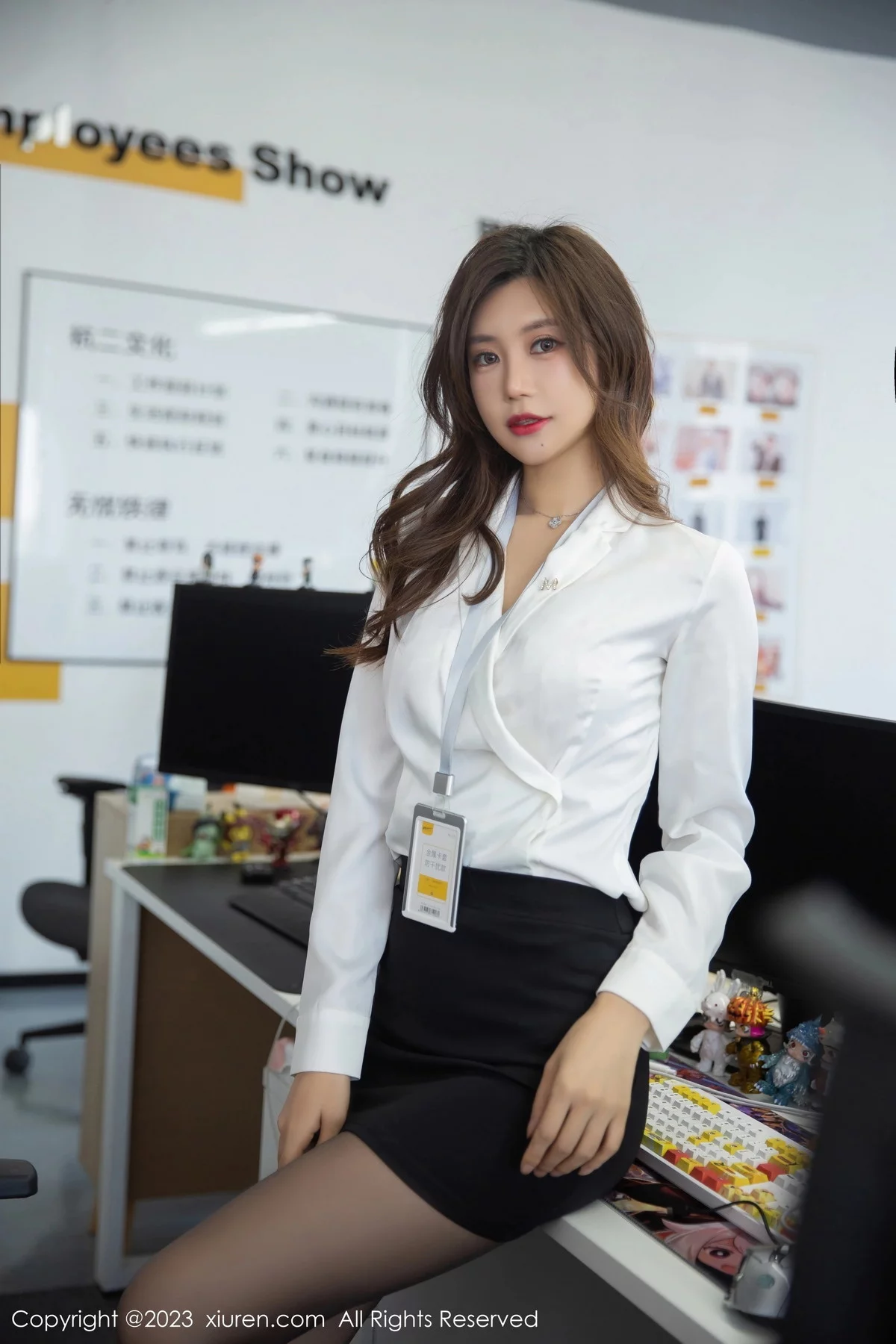 XiuRen第7079期_女神绮里嘉ula性感白T配黑色短裙露粉色蕾丝内衣迷人诱惑写真79P