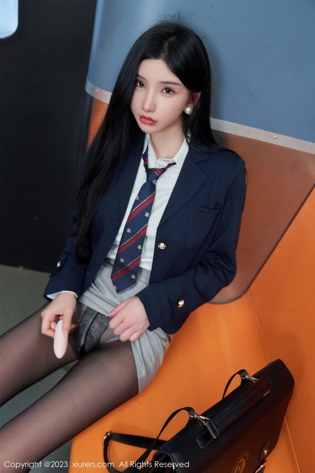 XiuRen第7086期_女神周于希Sally地铁场景性感白色内衣配超薄黑丝完美诱惑写真100P