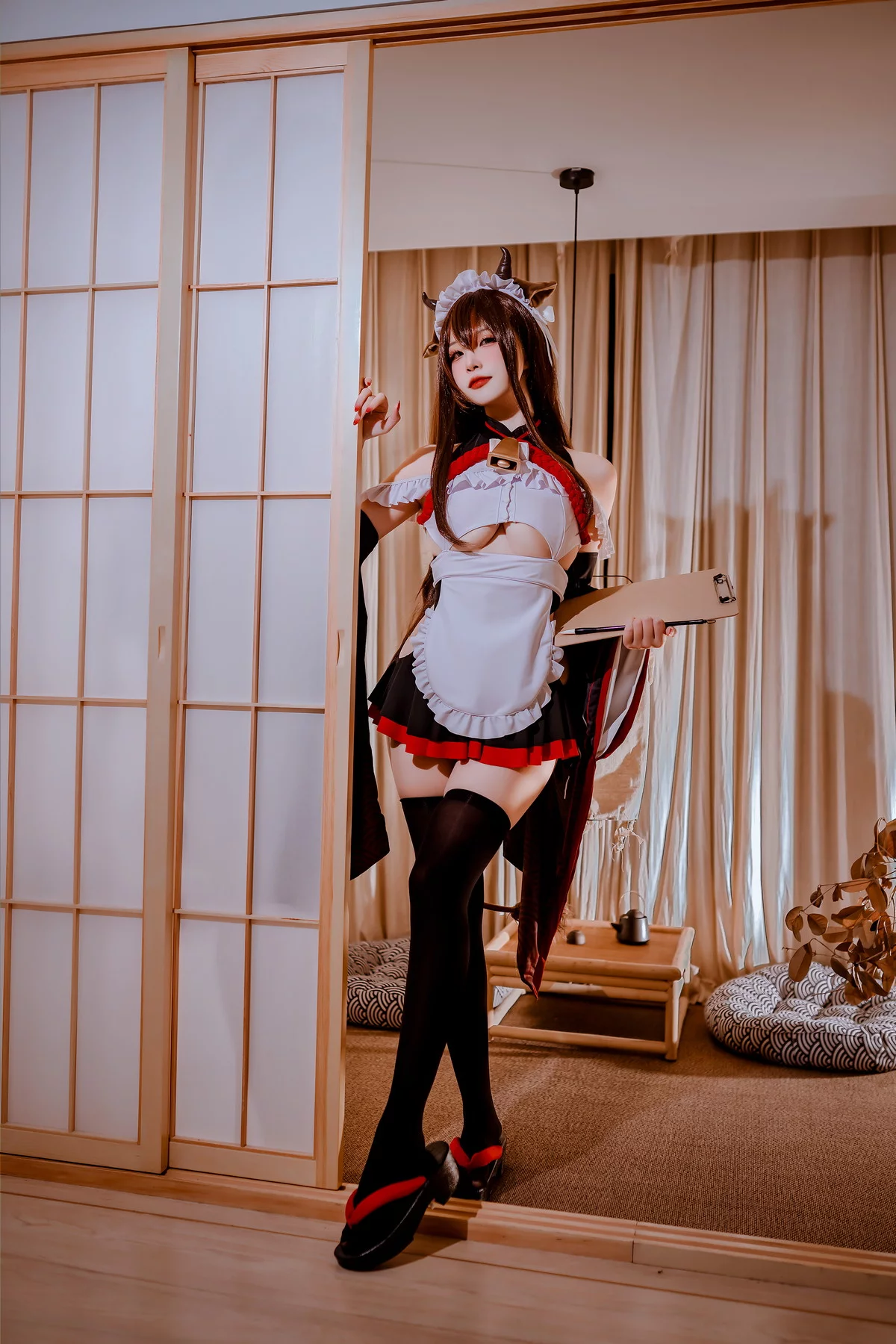 人气Coser二佐Nisa碧蓝樫野女仆主题性感黑白女仆配黑丝袜秀丰满身材诱惑写真33P