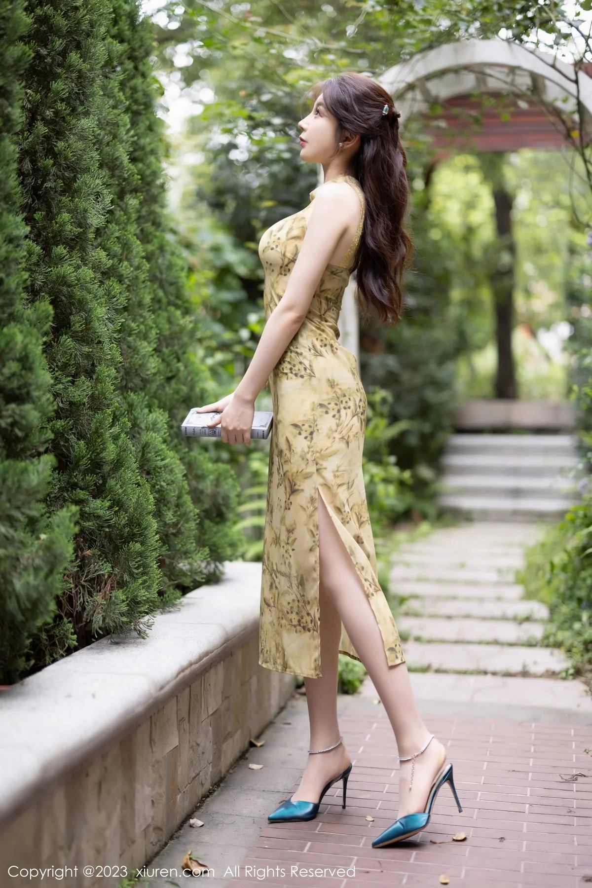 XiuRen第7083期_女神徐莉芝Booty欧式文艺风墨绿色内衣配黑丝吊袜迷人诱惑写真81P