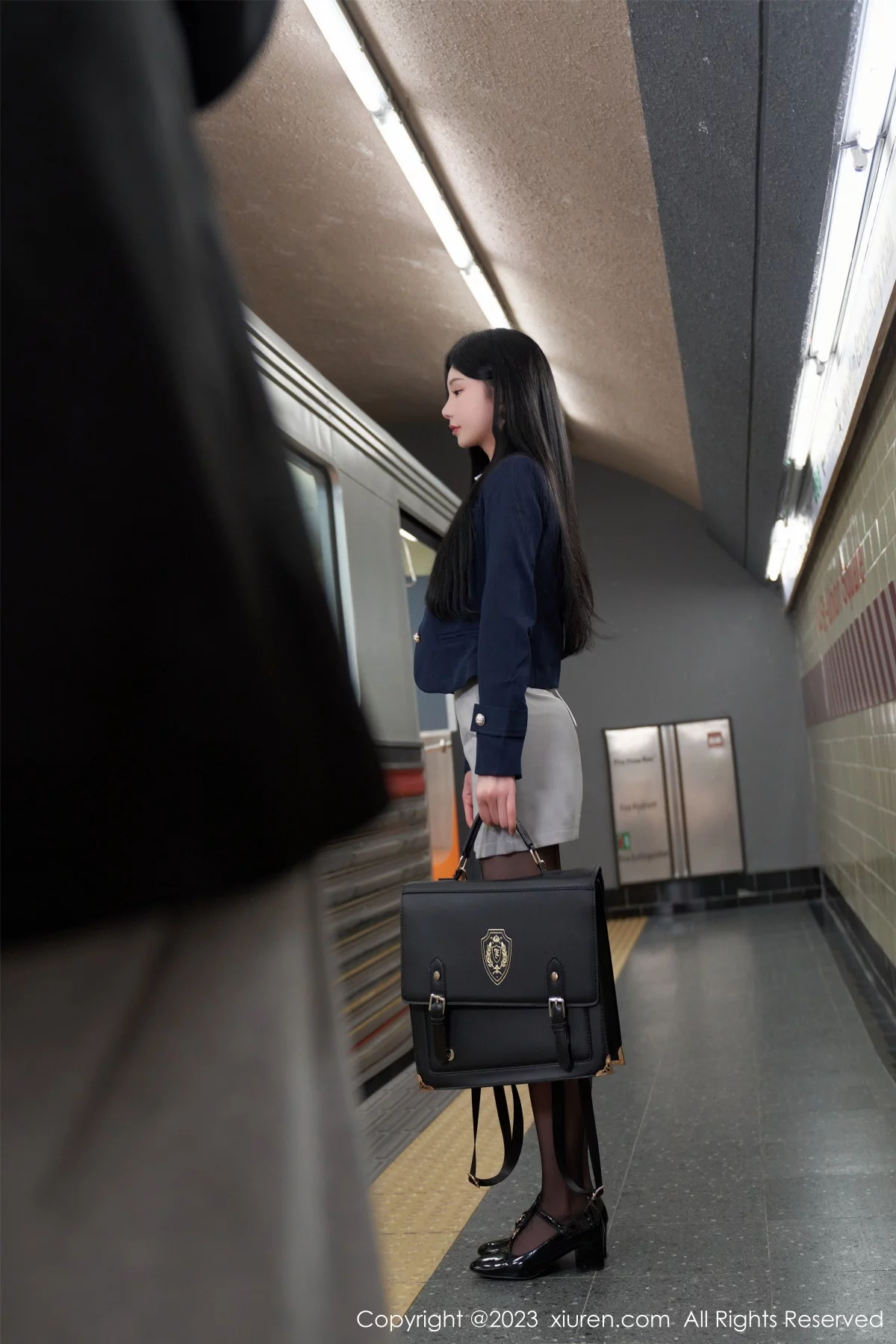 XiuRen第7086期_女神周于希Sally地铁场景性感白色内衣配超薄黑丝完美诱惑写真100P
