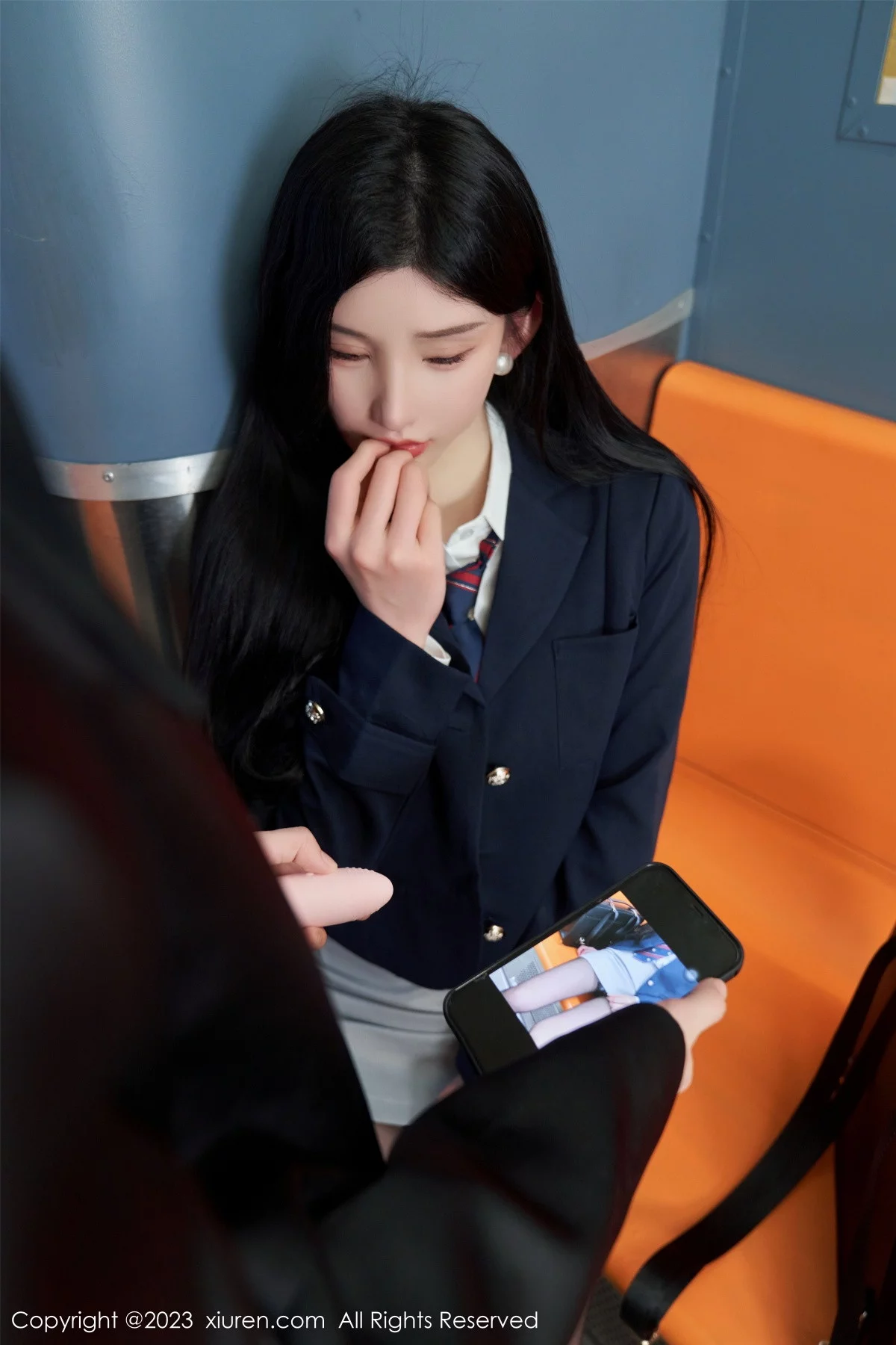 XiuRen第7086期_女神周于希Sally地铁场景性感白色内衣配超薄黑丝完美诱惑写真100P