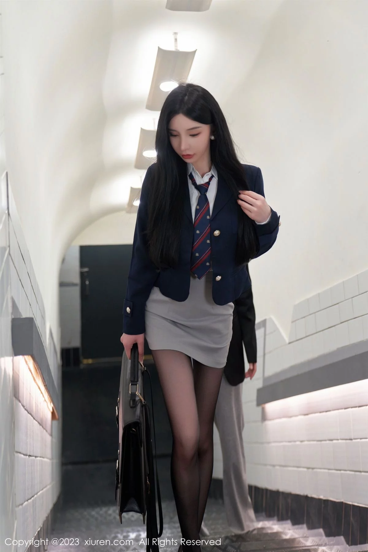 XiuRen第7086期_女神周于希Sally地铁场景性感白色内衣配超薄黑丝完美诱惑写真100P