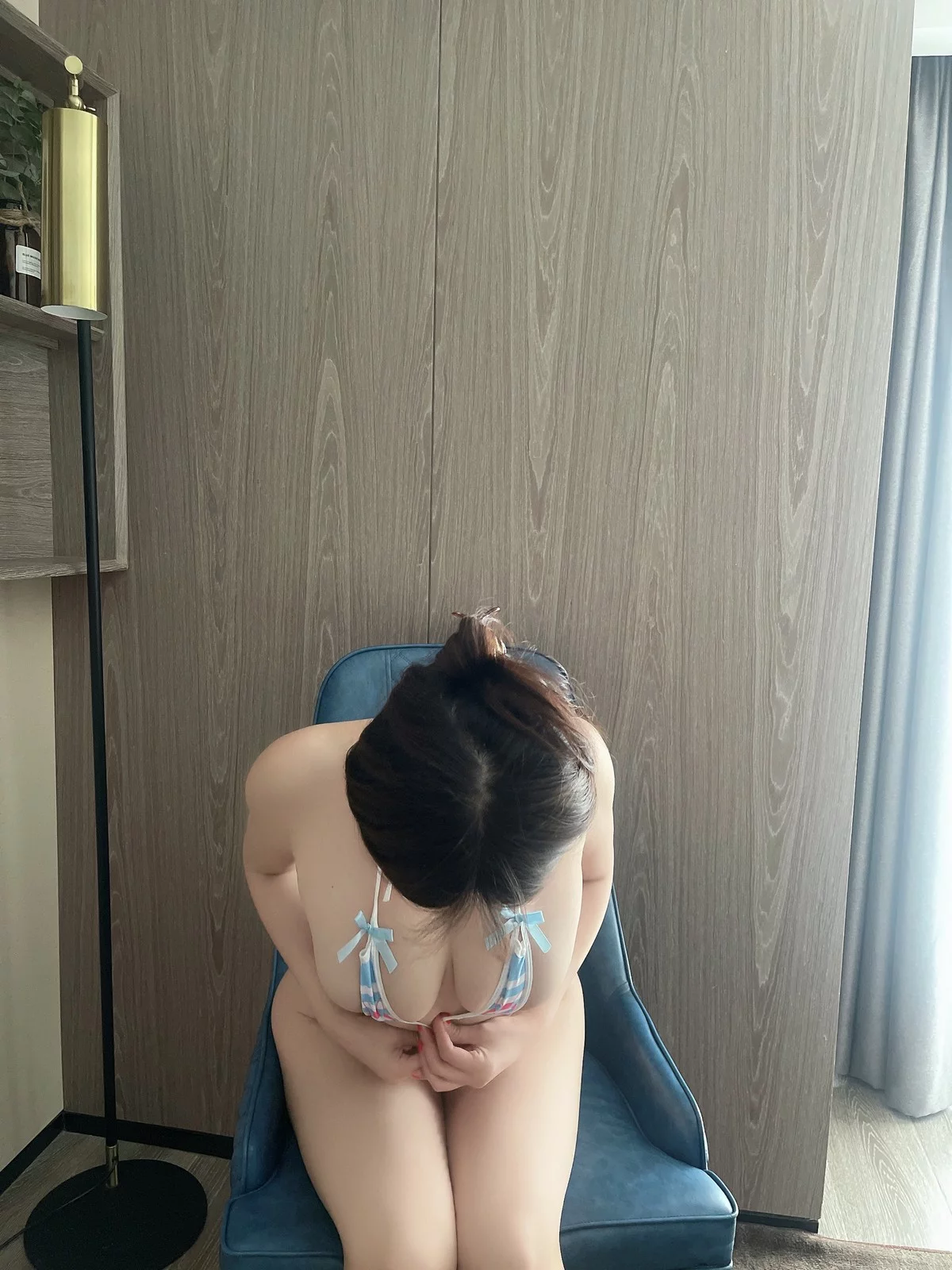 网红小姐姐奶宝妹纸羞耻的辣妹主题私房性感三点式内衣秀豪乳翘臀诱惑写真60P