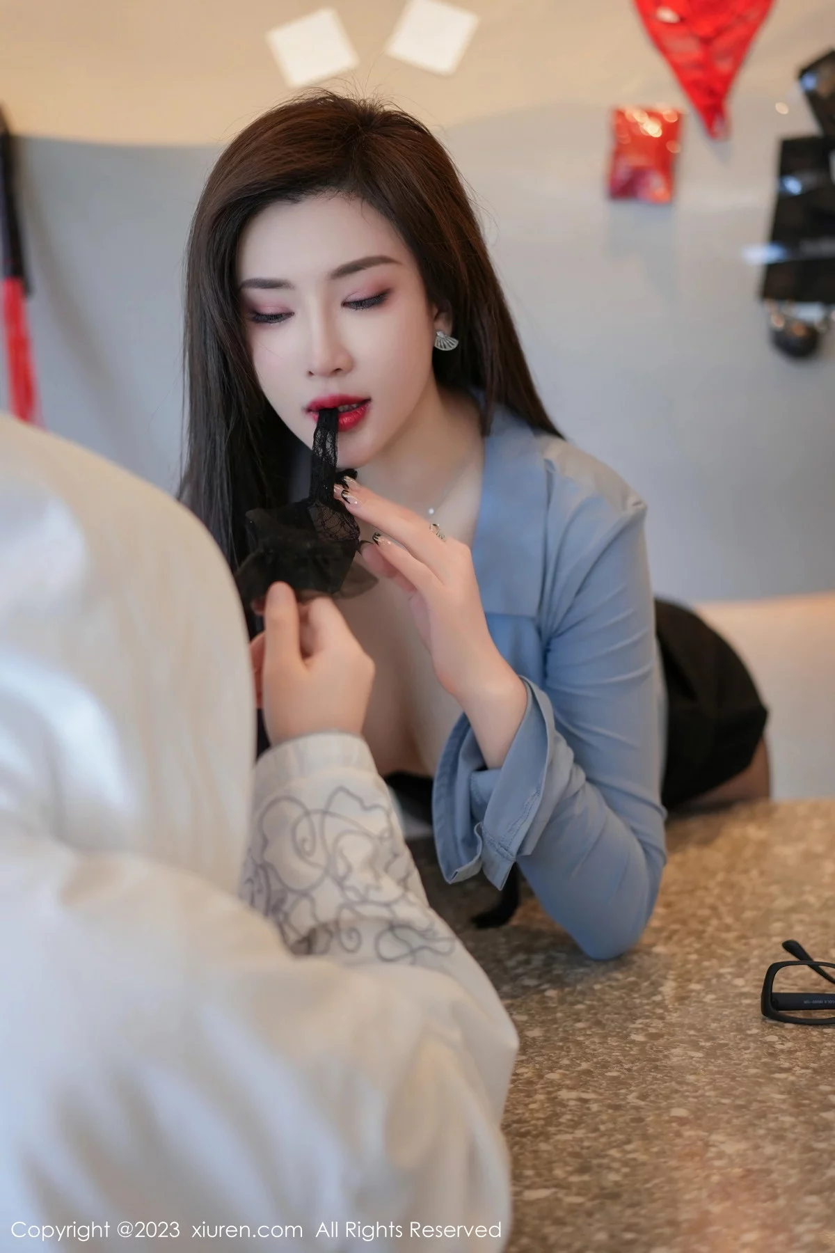 XiuRen第7095期_女神Carol周妍希蓝衬衫配黑短裙露开档黑丝秀翘臀美腿诱惑写真76P