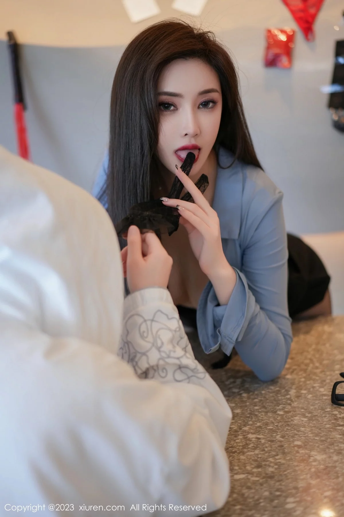 XiuRen第7095期_女神Carol周妍希蓝衬衫配黑短裙露开档黑丝秀翘臀美腿诱惑写真76P