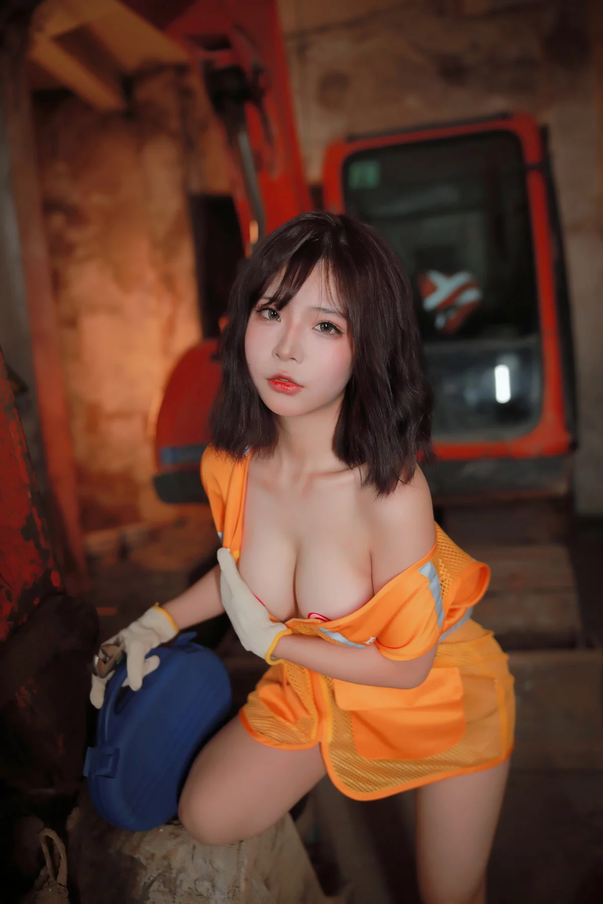 网络美女yuuhui玉汇挖掘姬主题户外性感挖掘机工人装扮半脱秀惹火身材诱惑写真130P