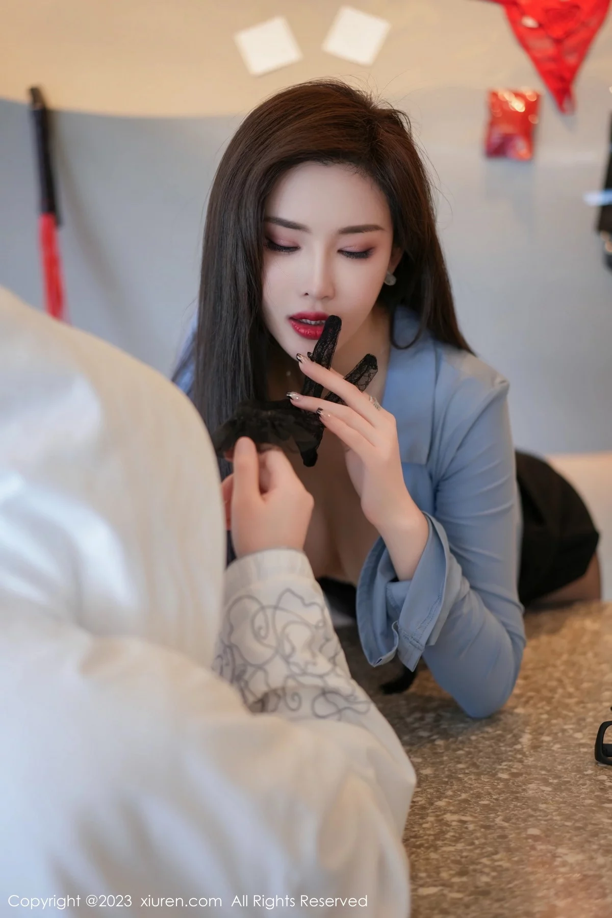 XiuRen第7095期_女神Carol周妍希蓝衬衫配黑短裙露开档黑丝秀翘臀美腿诱惑写真76P