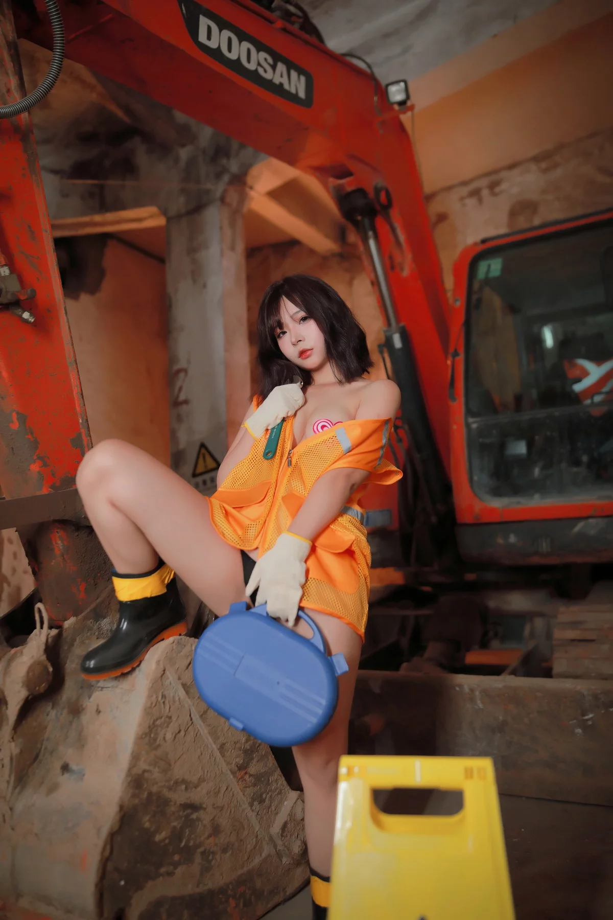 网络美女yuuhui玉汇挖掘姬主题户外性感挖掘机工人装扮半脱秀惹火身材诱惑写真130P