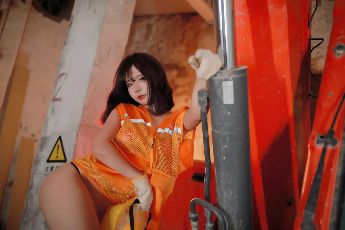 网络美女yuuhui玉汇挖掘姬主题户外性感挖掘机工人装扮半脱秀惹火身材诱惑写真130P