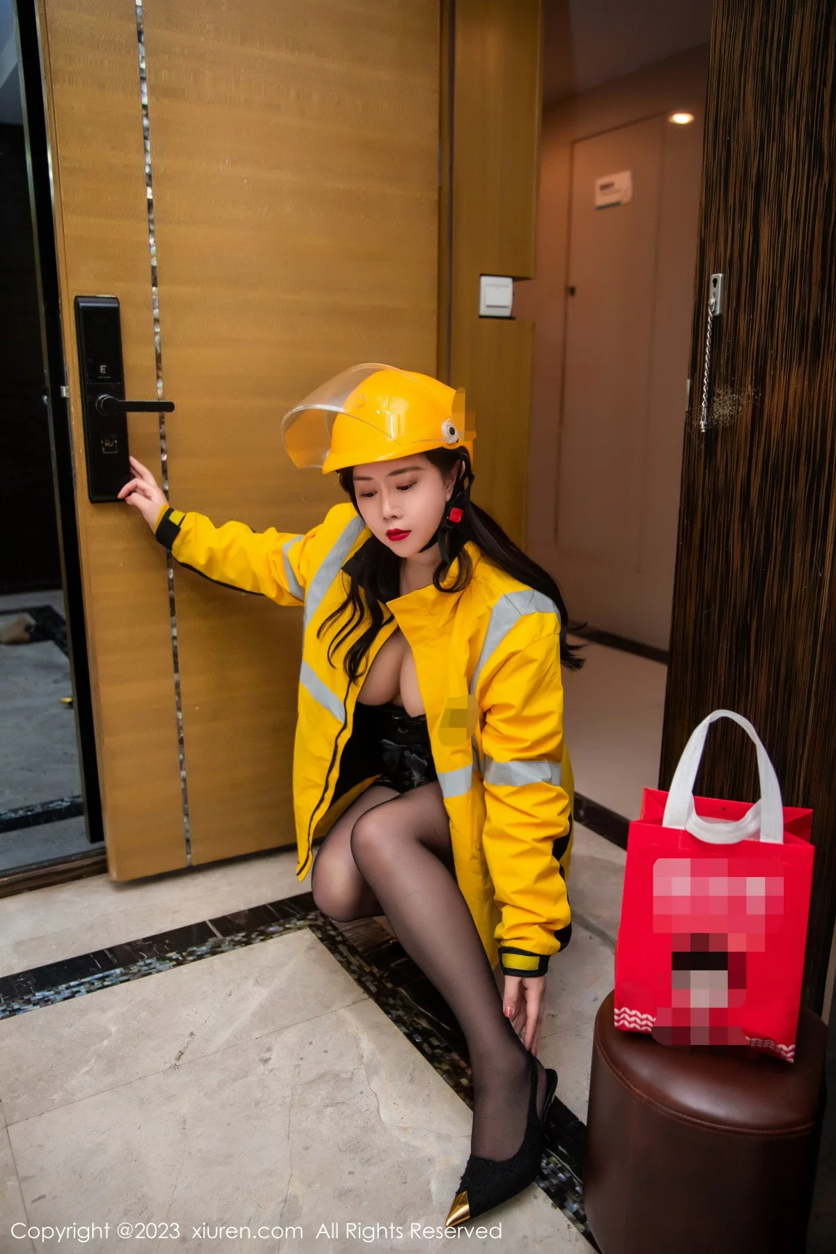XiuRen第7093期_模特王婉悠Queen黑色情趣蕾丝配黑丝吊袜秀丰腴身姿诱惑写真91P