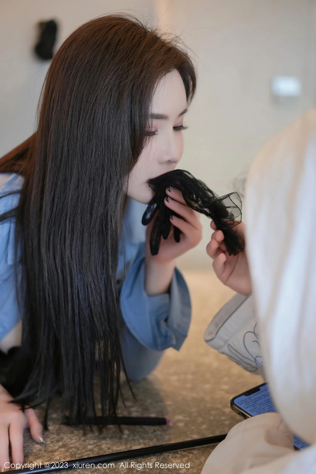 XiuRen第7095期_女神Carol周妍希蓝衬衫配黑短裙露开档黑丝秀翘臀美腿诱惑写真76P