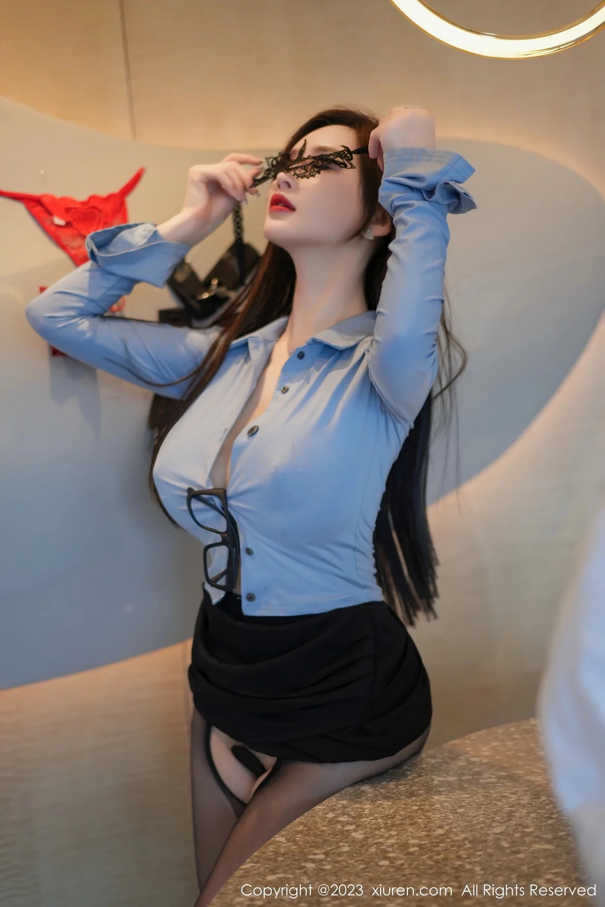 XiuRen第7095期_女神Carol周妍希蓝衬衫配黑短裙露开档黑丝秀翘臀美腿诱惑写真76P