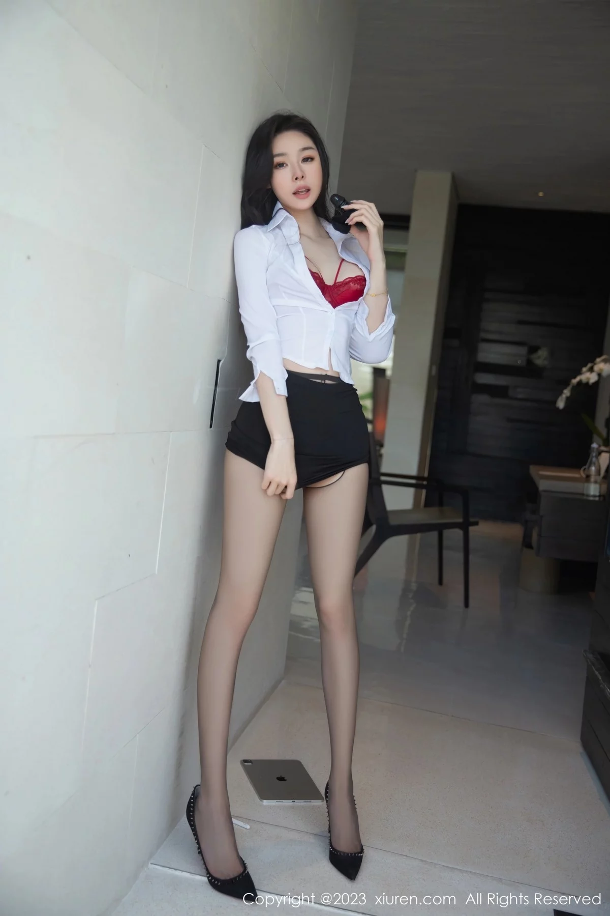 XiuRen第6960期_模特是小逗逗性感白T配黑色短裙露红色蕾丝内衣完美诱惑写真78P