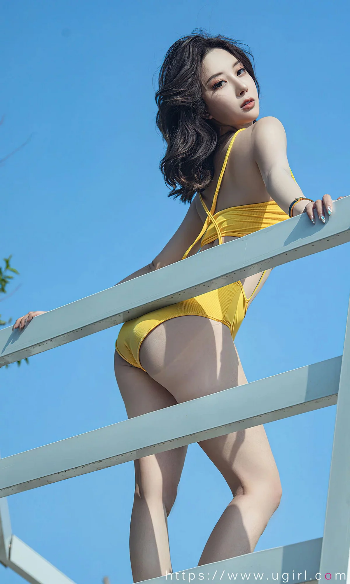 [Ugirls爱尤物]No.2626_模特筱慧心之海岛主题户外性感黄色比基尼秀完美身材诱惑写真35P