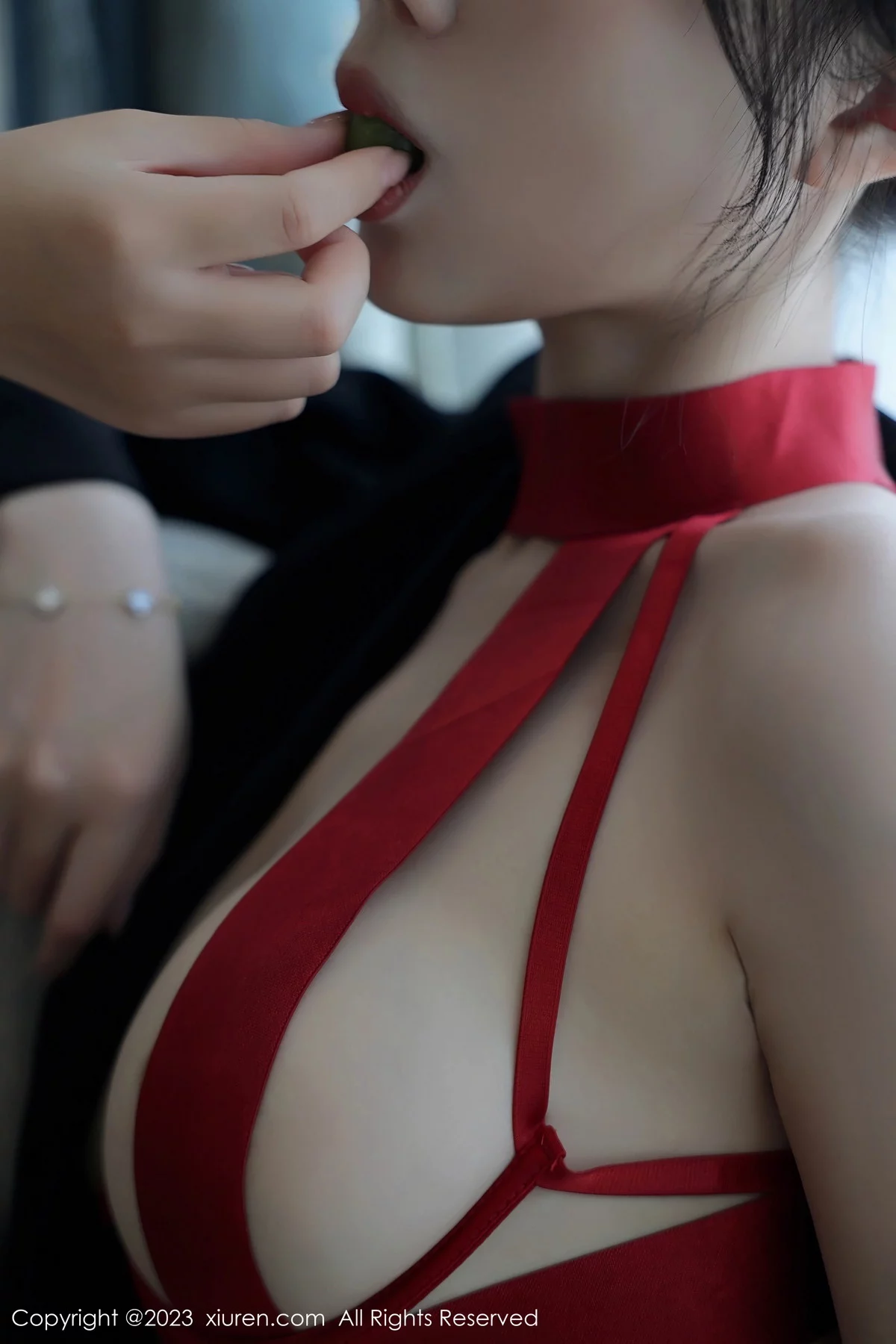 XiuRen第7102期_模特玥儿玥er脱深色西服露性感红色情趣服配黑丝吊袜诱惑写真63P