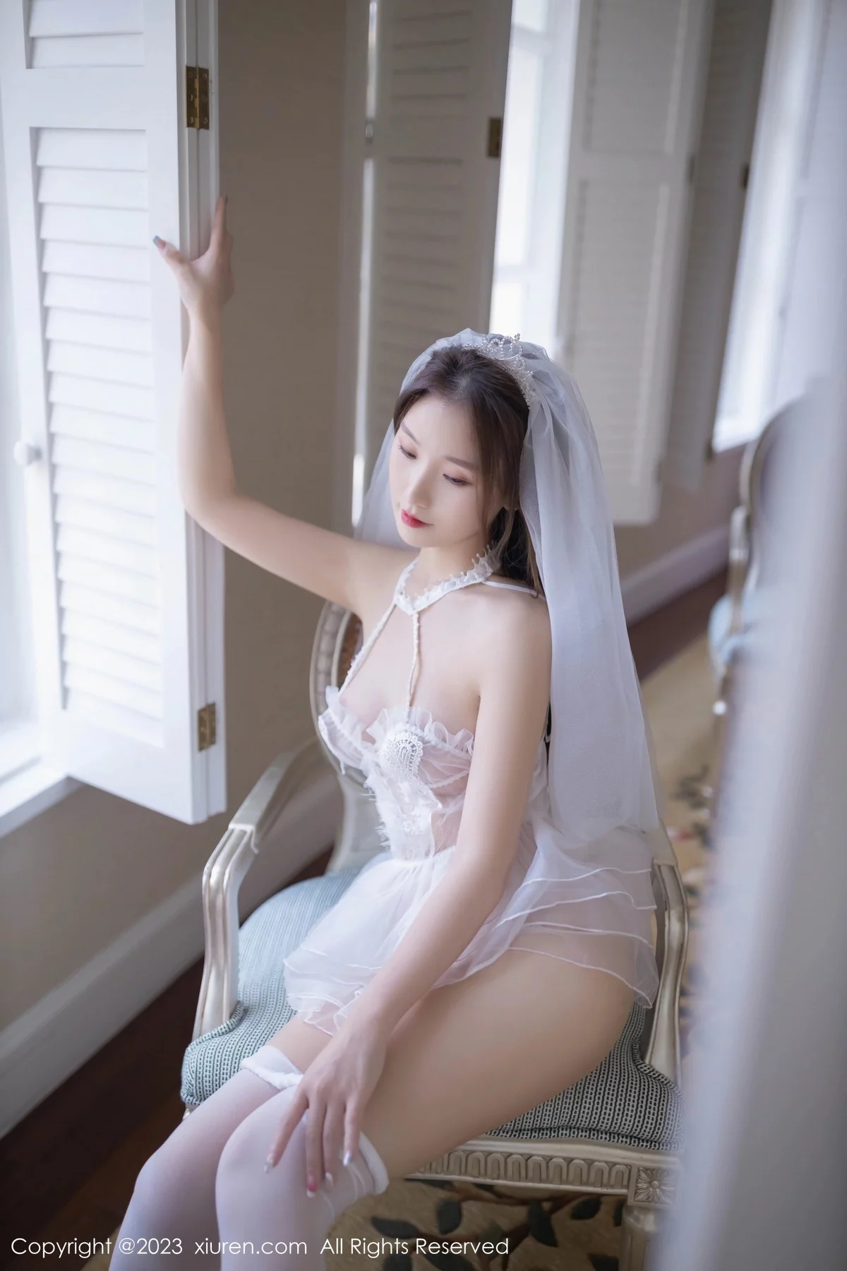 XiuRen第7104期_模特杏子Yada白色蕾丝薄透婚纱配无内白丝秀惹火身材诱惑写真85P
