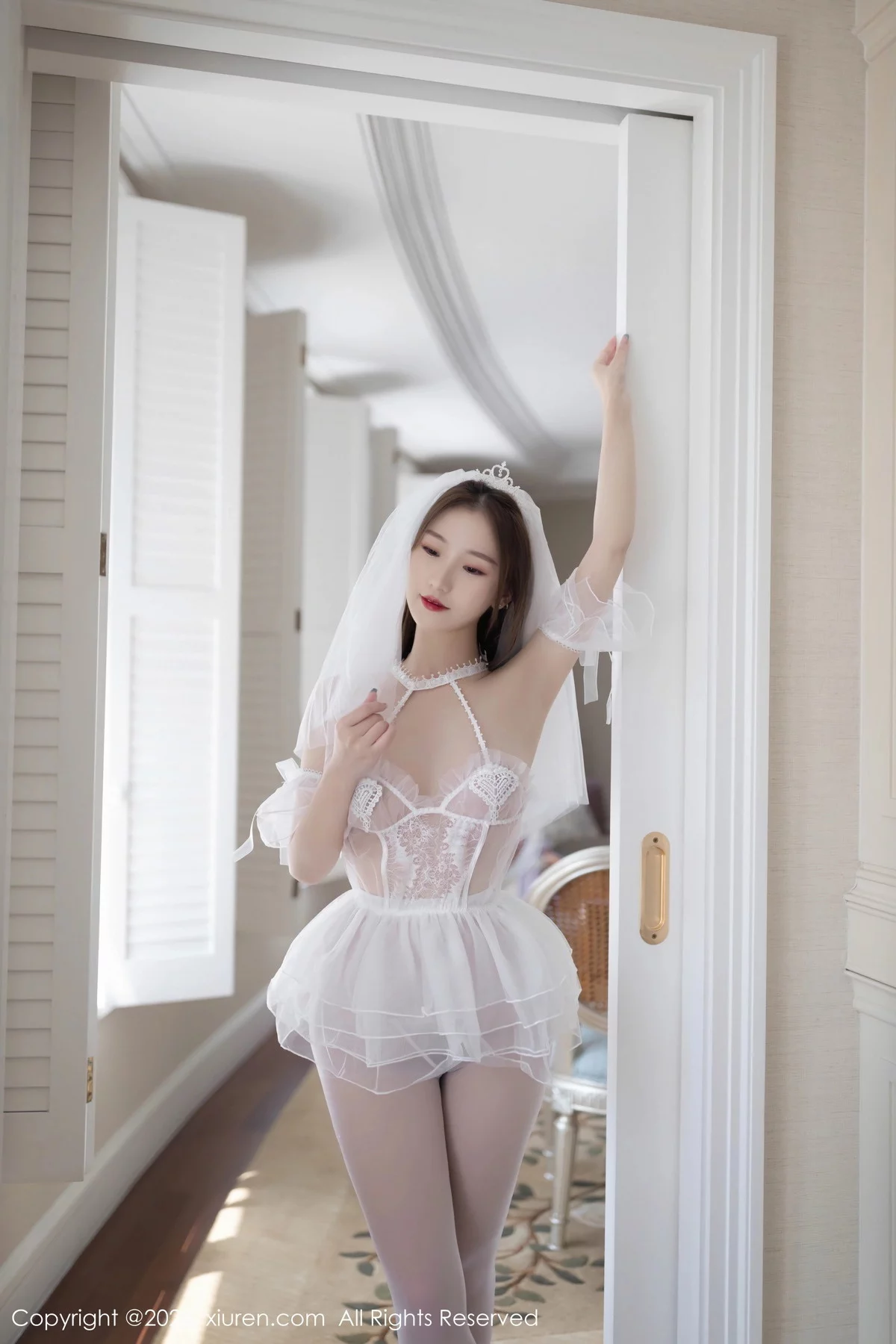 XiuRen第7104期_模特杏子Yada白色蕾丝薄透婚纱配无内白丝秀惹火身材诱惑写真85P
