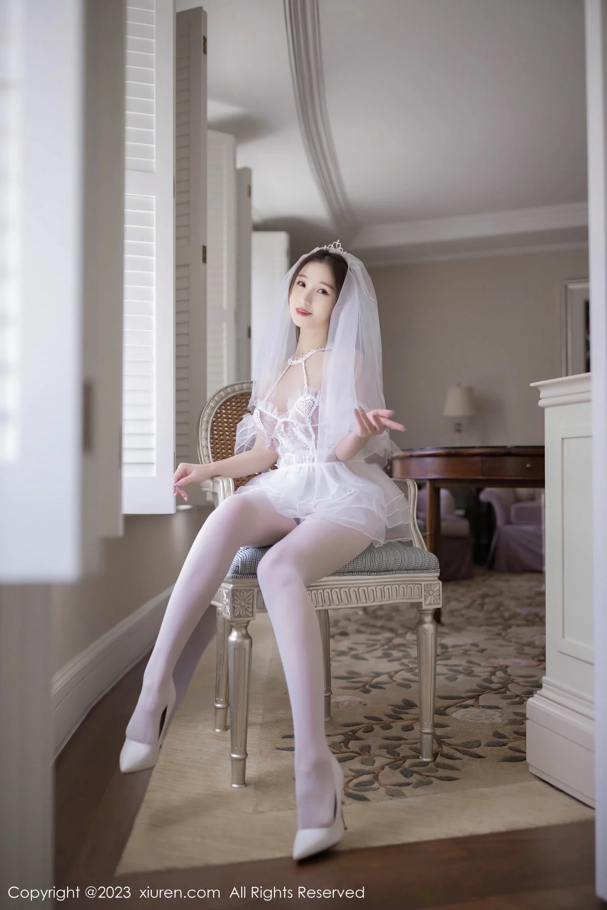 XiuRen第7104期_模特杏子Yada白色蕾丝薄透婚纱配无内白丝秀惹火身材诱惑写真85P