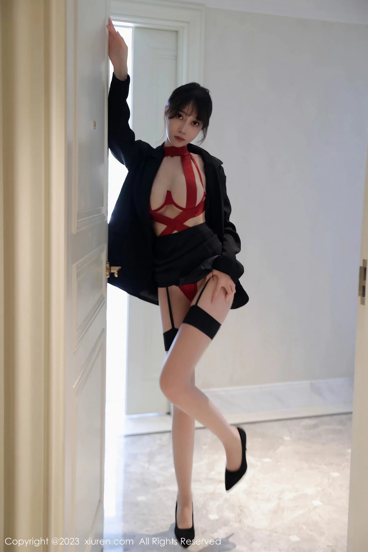 XiuRen第7102期_模特玥儿玥er脱深色西服露性感红色情趣服配黑丝吊袜诱惑写真63P