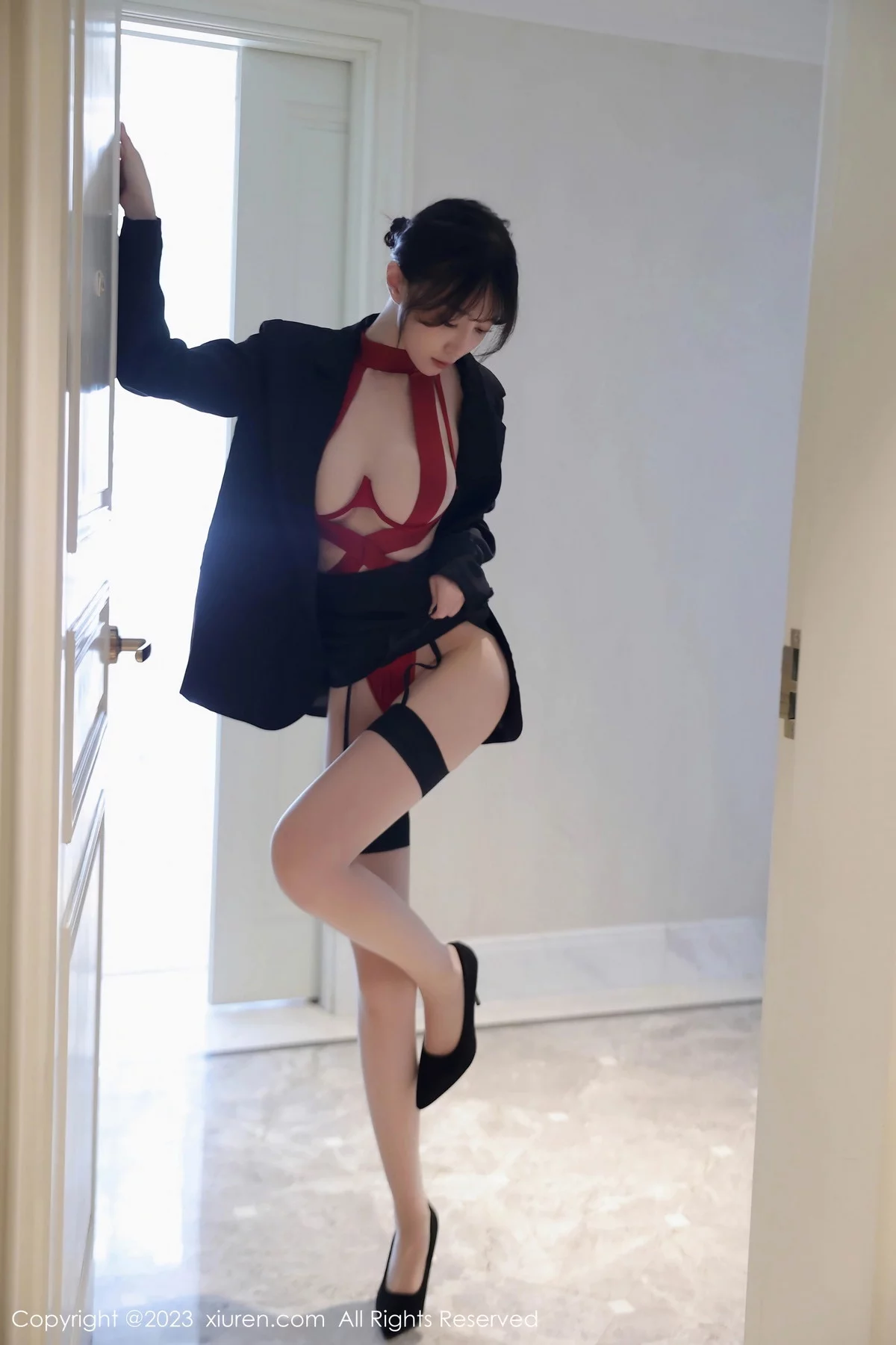 XiuRen第7102期_模特玥儿玥er脱深色西服露性感红色情趣服配黑丝吊袜诱惑写真63P