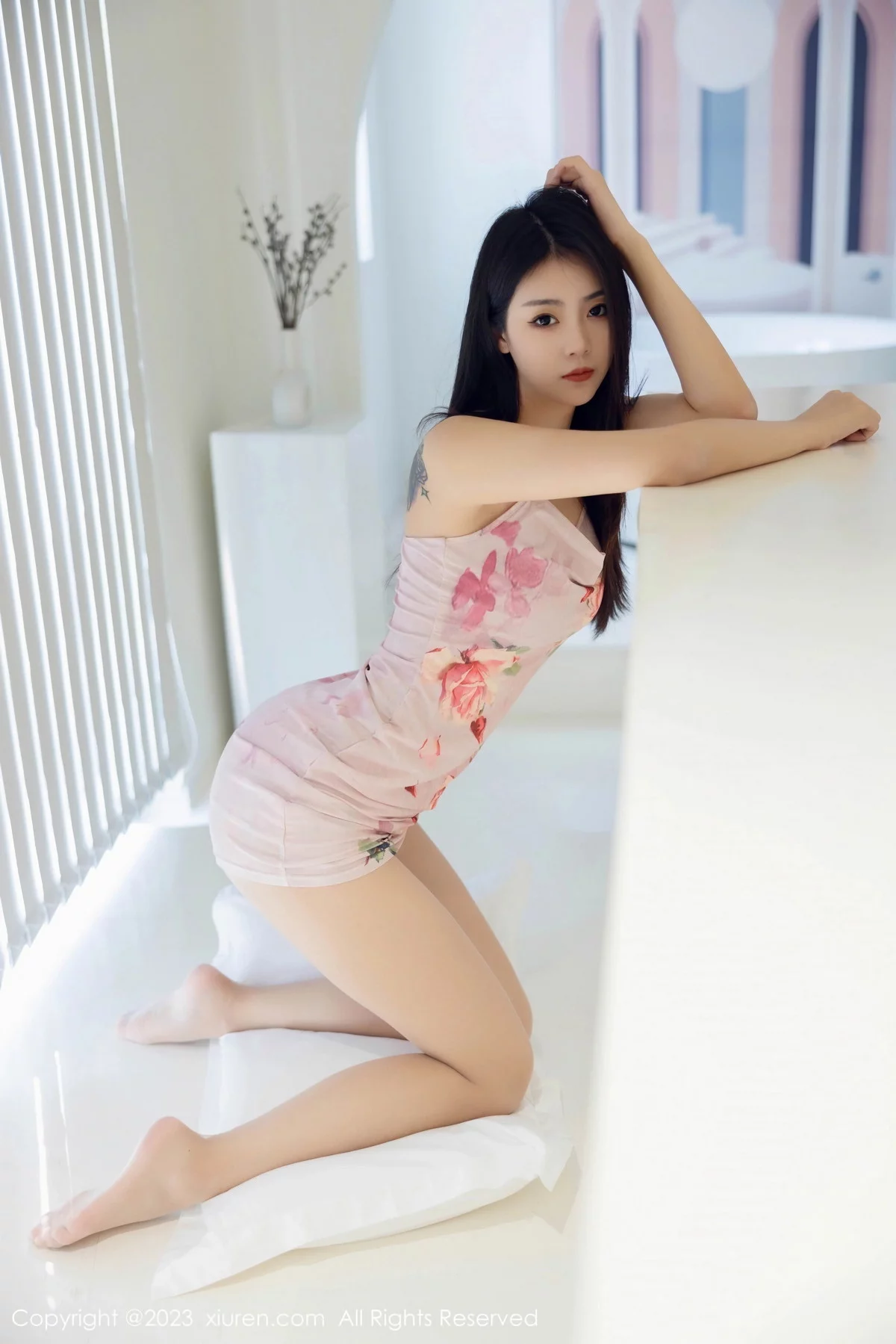 XiuRen第7099期_模特可乐Vicky性感花色吊带短裙配原色丝袜秀完美身材诱惑写真95P