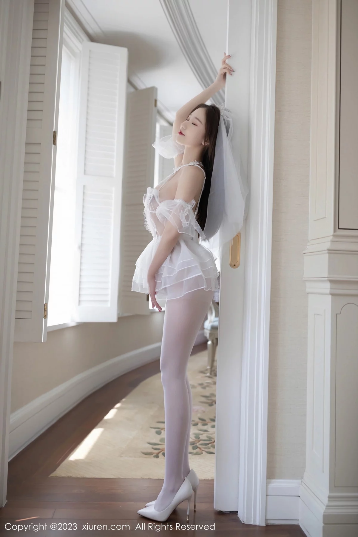 XiuRen第7104期_模特杏子Yada白色蕾丝薄透婚纱配无内白丝秀惹火身材诱惑写真85P