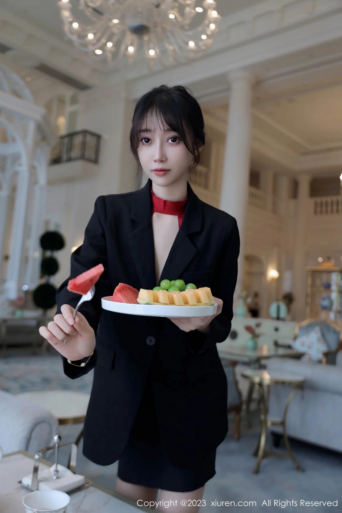 XiuRen第7102期_模特玥儿玥er脱深色西服露性感红色情趣服配黑丝吊袜诱惑写真63P